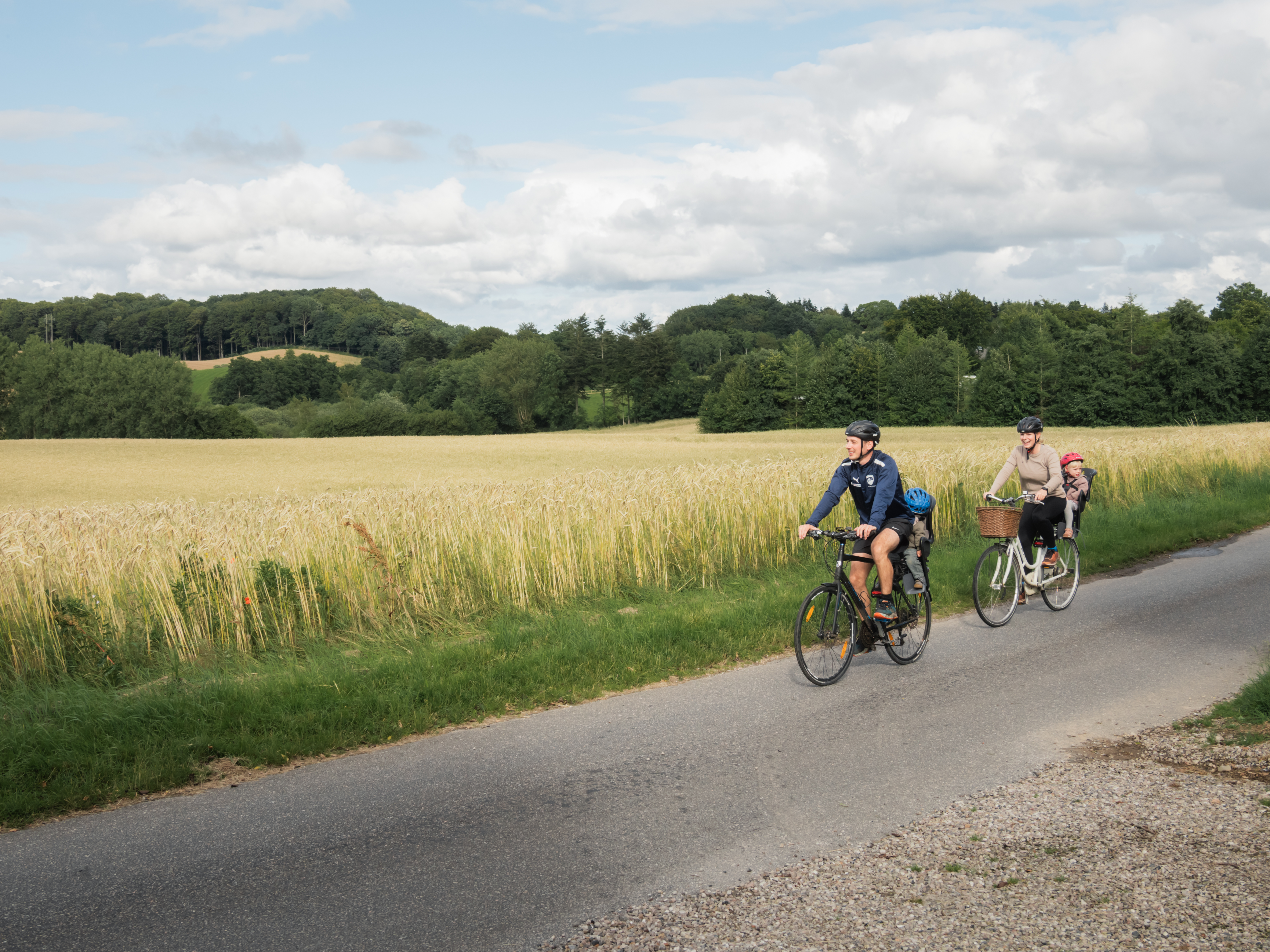 Familie på cykeltur lidt uden for Morud med udsigt til de nordfynske marker.